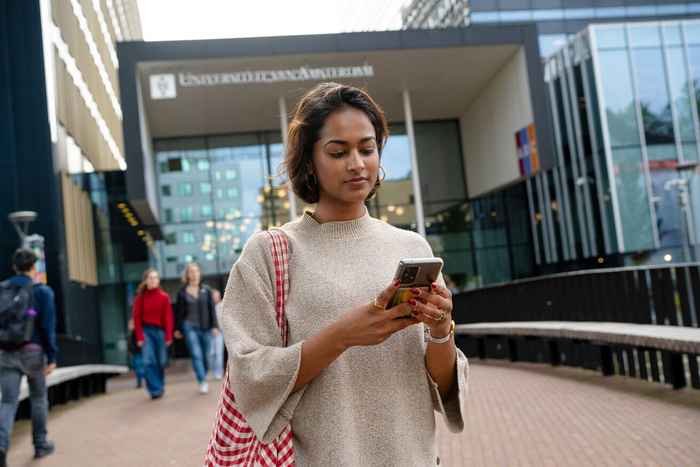 Student op mobiel op campus